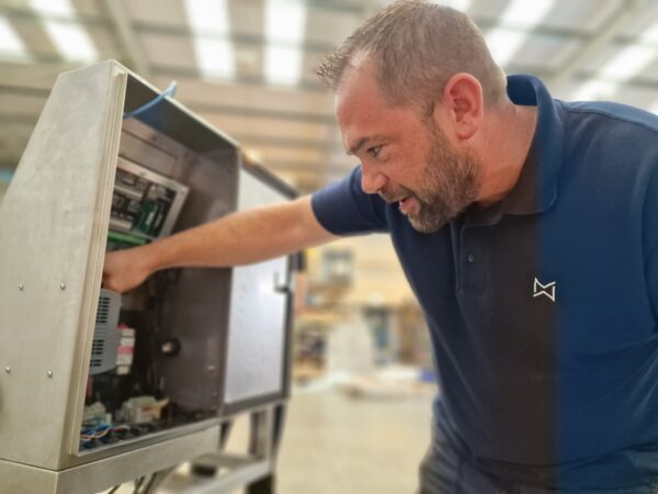 Ian Farnsworth leads the Virtulink installations for Micro Weighing Solutions 